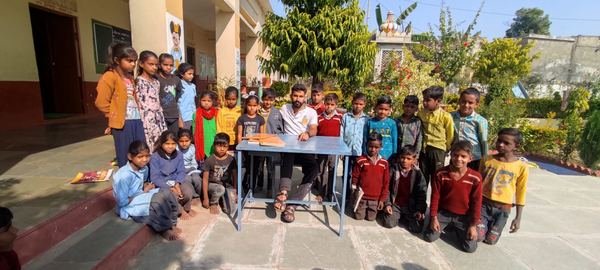 Teachers Day 2026: जिस स्कूल में कभी बिजली नहीं थी, वहां अब स्मार्ट टीवी से पढ़ रहे बच्चे, इस​ शिक्षक के प्रयासों से हुआ बदलाव